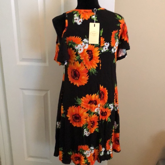 Sun dress with shoulders out - Picture 3 of 4